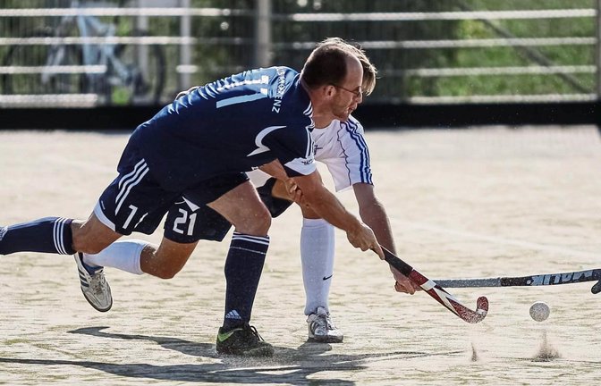 Christian Uhrig (in Blau) hat bei der 1:6-Niederlage gegen den TSV Ludwigsburg II den einzigen Treffer für den Club an der Enz erzielt. Foto: Archiv/Simecek