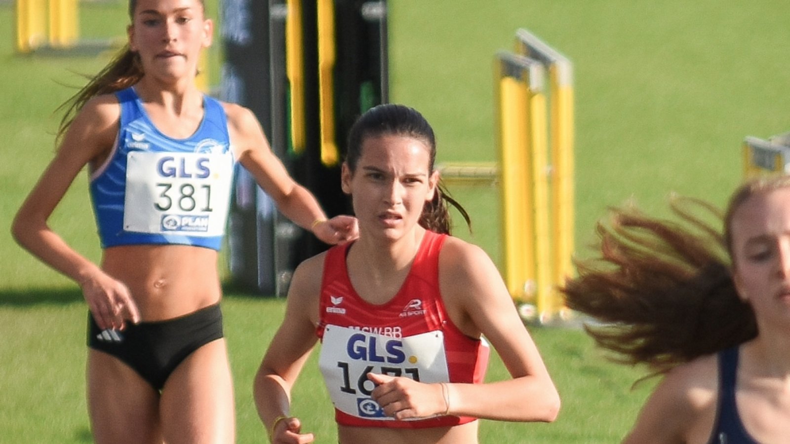 Chiara Heidinger (Mitte) verbessert ihren eigenen Rekord über 2000 Meter. Foto: privat Chiara Heidinger (Mitte) verbessert ihren eigenen Rekord über 2000 Meter. Foto: privat