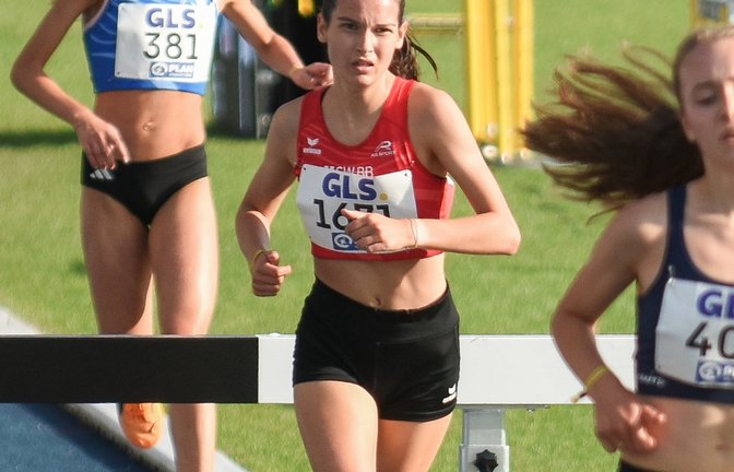 Chiara Heidinger (Mitte) verbessert ihren eigenen Rekord über 2000 Meter. <span class='image-autor'>Foto: privat</span>