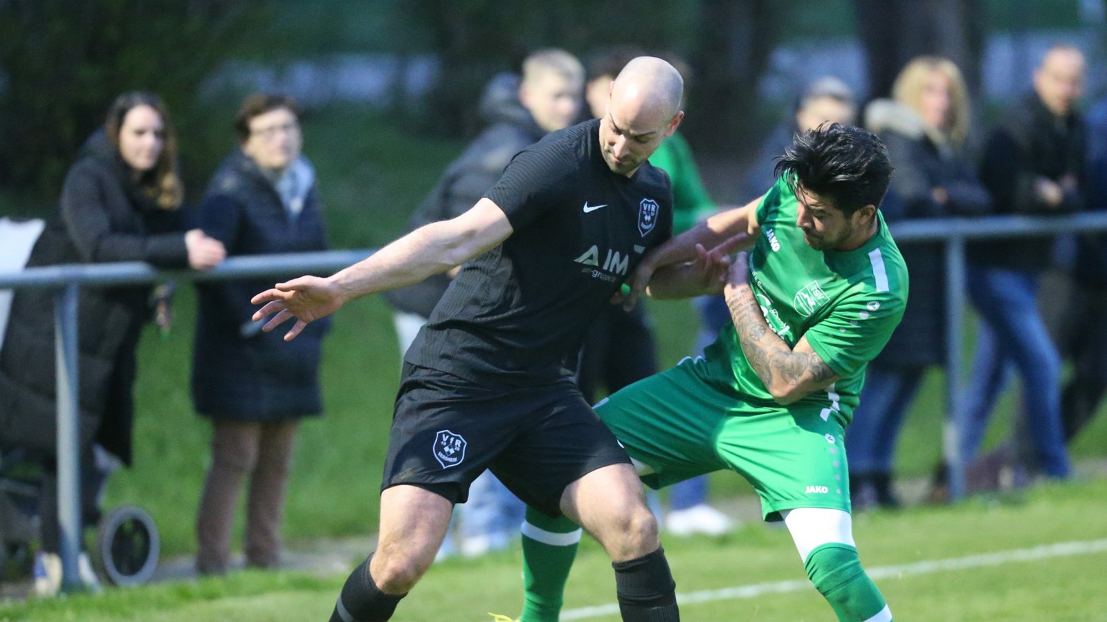 Unter Sersheimer Flutlicht schirmt VfR-Akteur Vassilios Kostakis den Ball vor Gästespieler Hector deJesus Perez Morales ab. Foto: Küppers Unter Sersheimer Flutlicht schirmt VfR-Akteur Vassilios Kostakis den Ball vor Gästespieler Hector deJesus Perez Morales ab. Foto: Küppers