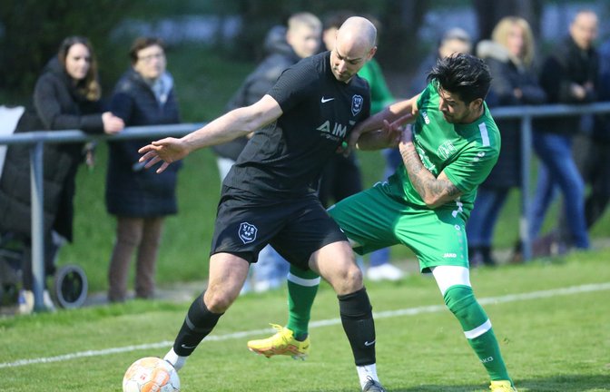 Unter Sersheimer Flutlicht schirmt VfR-Akteur Vassilios Kostakis den Ball vor Gästespieler Hector deJesus Perez Morales ab. <span class='image-autor'>Foto: Küppers</span>