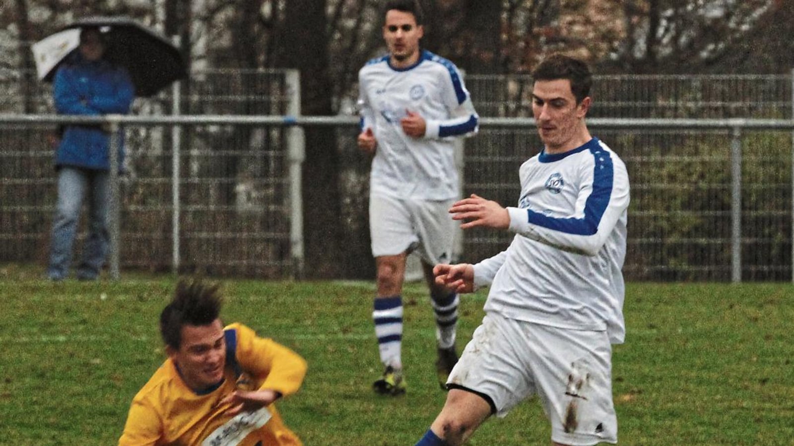 Ein Anblick, der nach dem Viertelfinale im Bezirkspokal für Freude beim SVI sorgen würde: Joschka Heugel (rechts) und der SV Illingen oben auf, Sven Ebert (links) und der TSV Phönix Lomersheim am Boden. Foto: Nachreiner