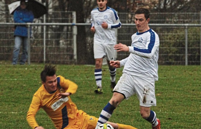 Ein Anblick, der nach dem Viertelfinale im Bezirkspokal für Freude beim SVI sorgen würde: Joschka Heugel (rechts) und der SV Illingen oben auf, Sven Ebert (links) und der TSV Phönix Lomersheim am Boden. Foto: Nachreiner