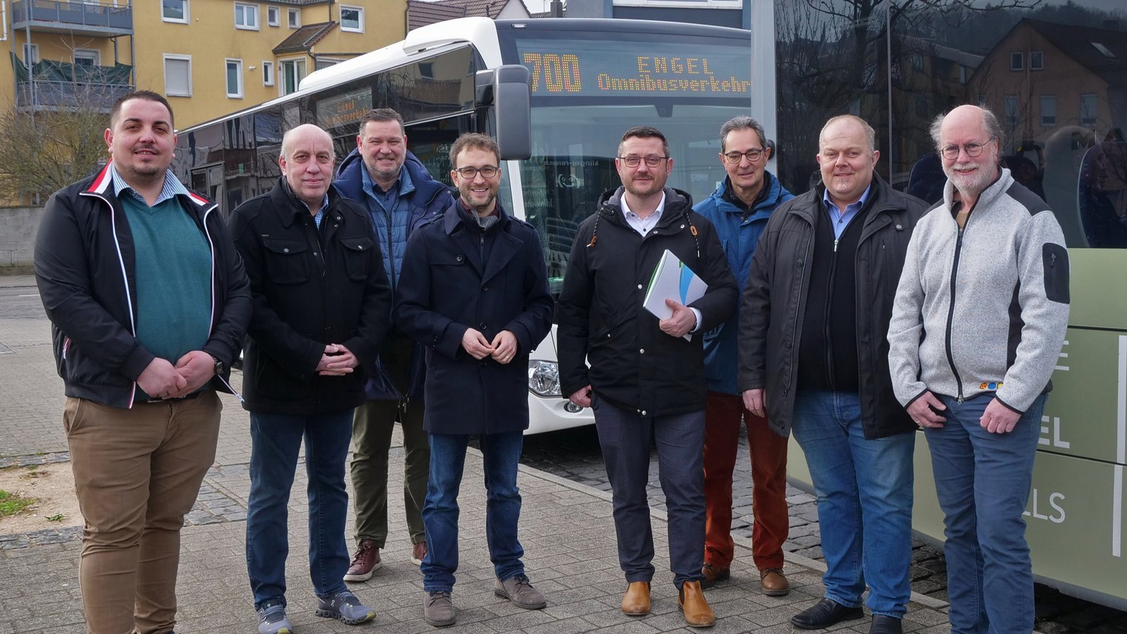 Freuen sich über den optimierten Busverkehr (von links): Dominik Kozul und Andreas Klingel (Klingel Reisen), Rainer Entenmann (Betriebsleiter Seiz), Marcel Gutekunst (Landratsamt), Daniel Peikert und Matthias Gruber (VPE), Busunternehmer Jim Engel und Rolf Aichelberger (Stadtwerke). Foto: sf Freuen sich über den optimierten Busverkehr (von links): Dominik Kozul und Andreas Klingel (Klingel Reisen), Rainer Entenmann (Betriebsleiter Seiz), Marcel Gutekunst (Landratsamt), Daniel Peikert und Matthias Gruber (VPE), Busunternehmer Jim Engel und Rolf Aichelberger (Stadtwerke). Foto: sf