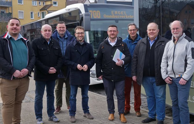 Freuen sich über den optimierten Busverkehr (von links): Dominik Kozul und Andreas Klingel (Klingel Reisen), Rainer Entenmann (Betriebsleiter Seiz), Marcel Gutekunst (Landratsamt), Daniel Peikert und Matthias Gruber (VPE), Busunternehmer Jim Engel und Rolf Aichelberger (Stadtwerke). <span class='image-autor'>Foto: sf</span>