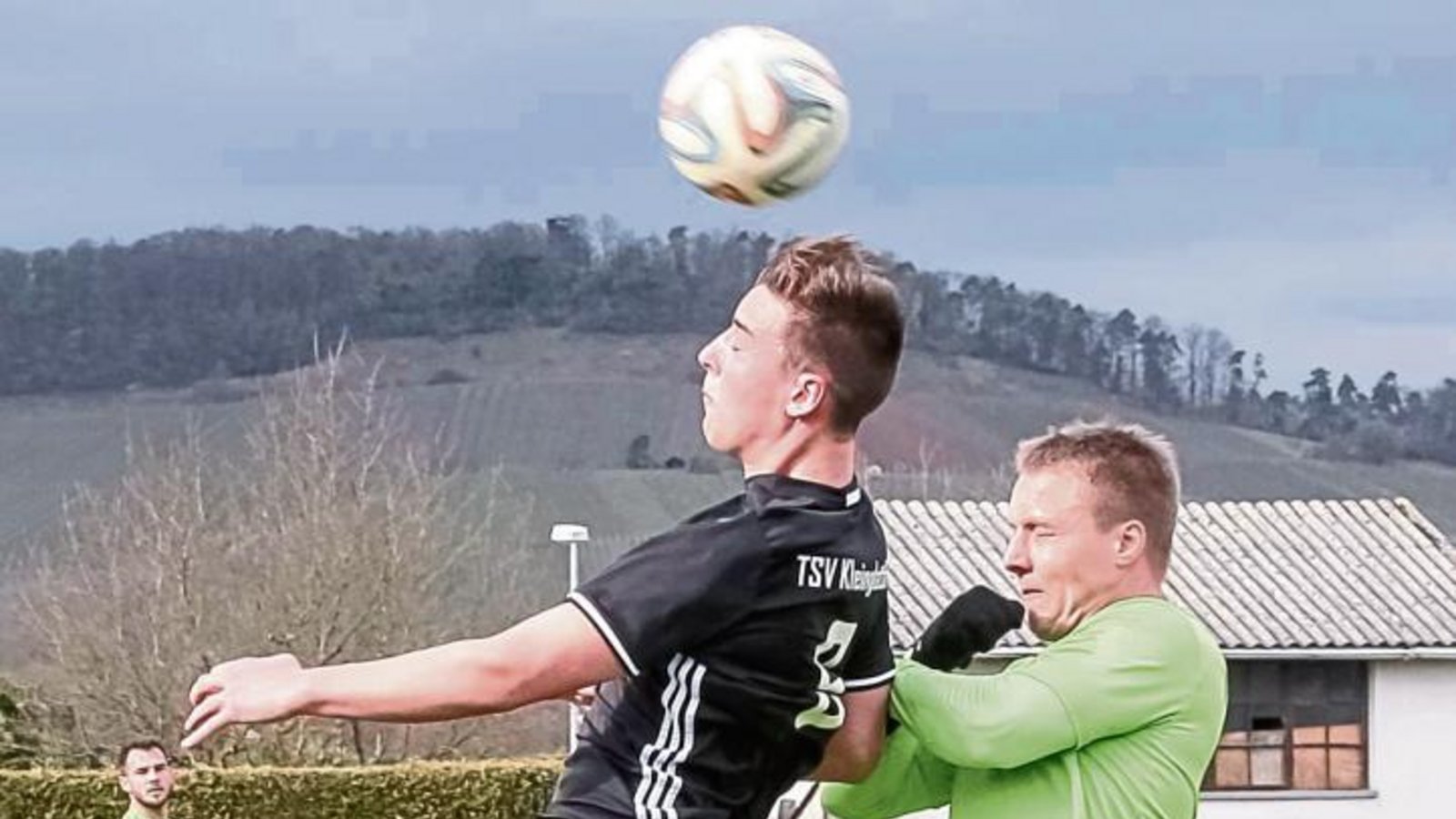 Axel Schray (links) hat mit dem TSV Kleinglattbach den VfL Gemmrigheim (rechts Rainer Lederer) mit 2:1 geschlagen, die Partie aber lange offen gelassen. Foto: Simecek