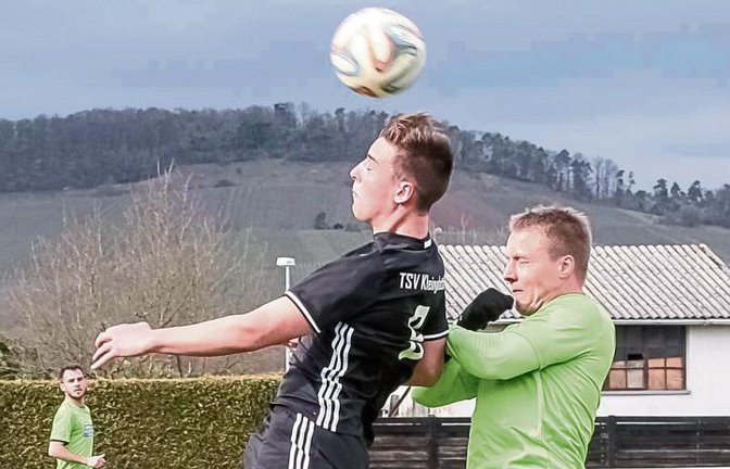 Axel Schray (links) hat mit dem TSV Kleinglattbach den VfL Gemmrigheim (rechts Rainer Lederer) mit 2:1 geschlagen, die Partie aber lange offen gelassen. Foto: Simecek