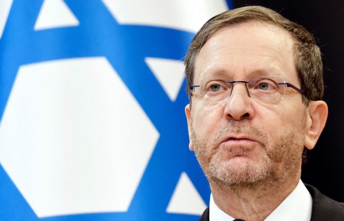 Israels Präsident Isaac Herzog will eine weitere Wahlrunde verhindern. Die aktuellen Ergebnisse deuten jedoch auf eine schwere Regierungsbildung hin. (Archivbild)<span class='image-autor'>Wojtek Radwanski/afp</span>