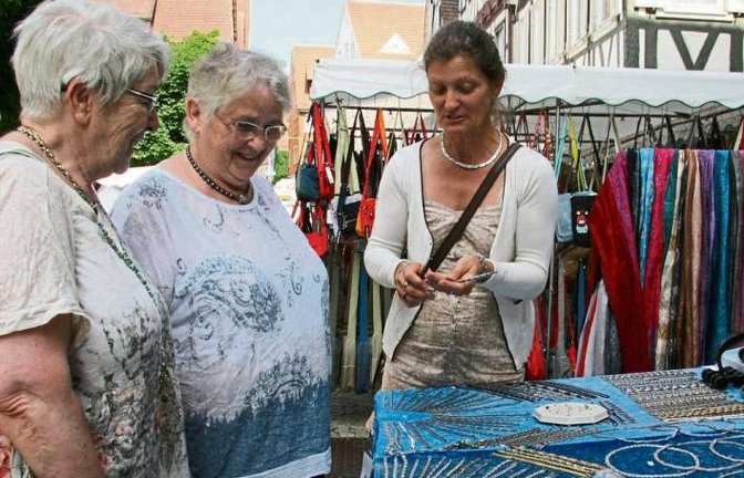 Flanieren, beraten lassen, kaufen: Bei schönem Sommerwetter kamen die Menschen gestern zum Krämermarkt nach Vaihingen. Beim Stand von Gabriele Scheid (rechts) gab es Magnetschmuck.  Foto: Rostek