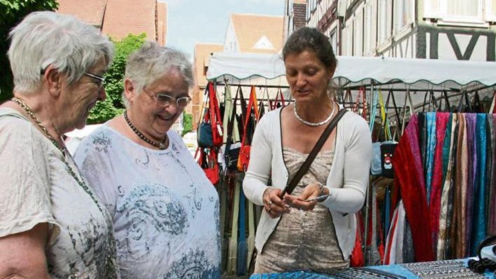 Flanieren, beraten lassen, kaufen: Bei schönem Sommerwetter kamen die Menschen gestern zum Krämermarkt nach Vaihingen. Beim Stand von Gabriele Scheid (rechts) gab es Magnetschmuck. Foto: Rostek Flanieren, beraten lassen, kaufen: Bei schönem Sommerwetter kamen die Menschen gestern zum Krämermarkt nach Vaihingen. Beim Stand von Gabriele Scheid (rechts) gab es Magnetschmuck. Foto: Rostek