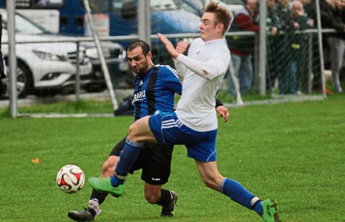 Özcan Koc (links) hat sich zu einem Leistungsträger in der Enzweihinger Defensive entwickelt. Foto: Nachreiner
