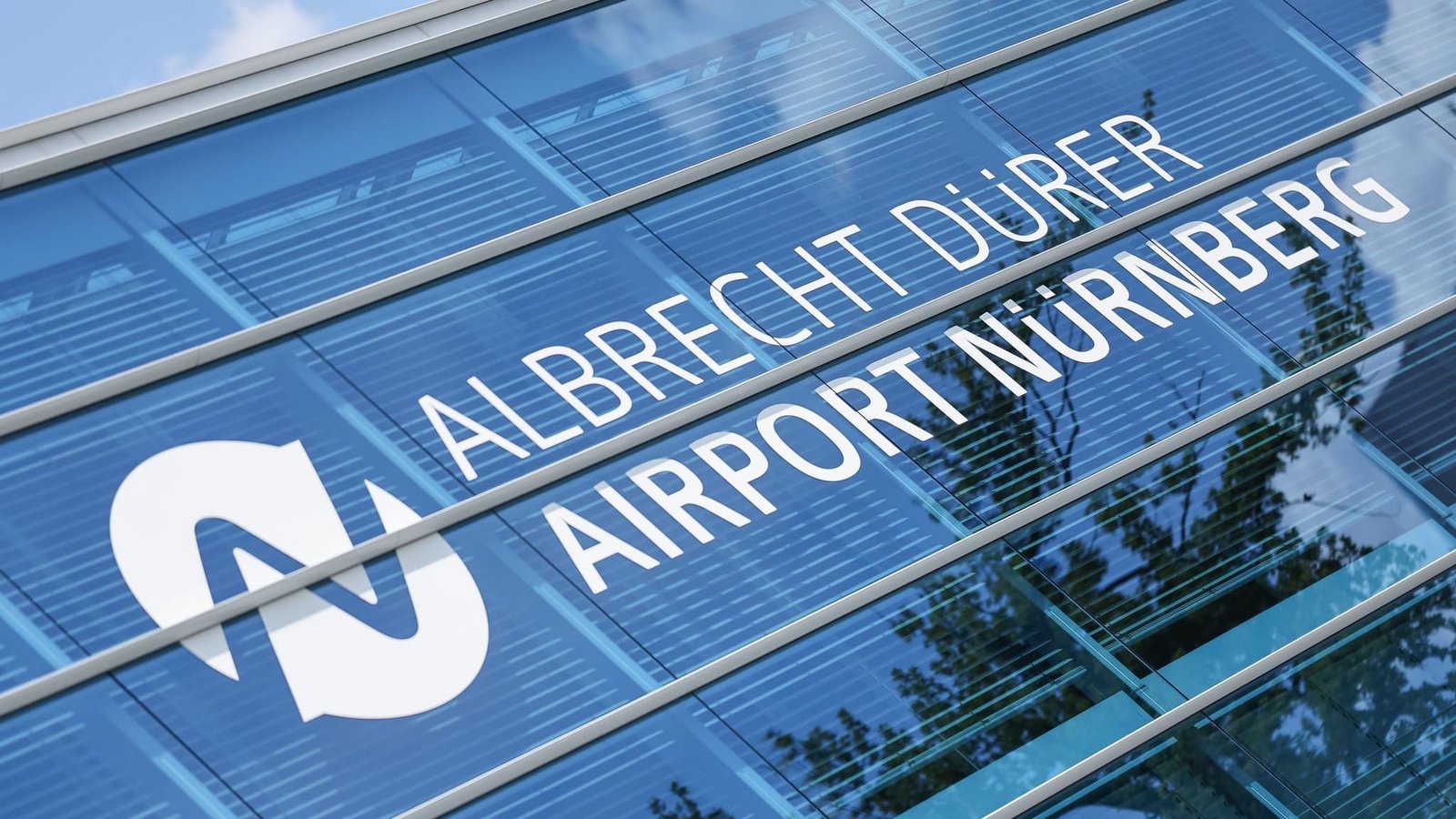 Die Polizei hat den Flughafen in Nürnberg abgesperrt. (Archivbild)Daniel Löb/dpa Die Polizei hat den Flughafen in Nürnberg abgesperrt. (Archivbild)Daniel Löb/dpa