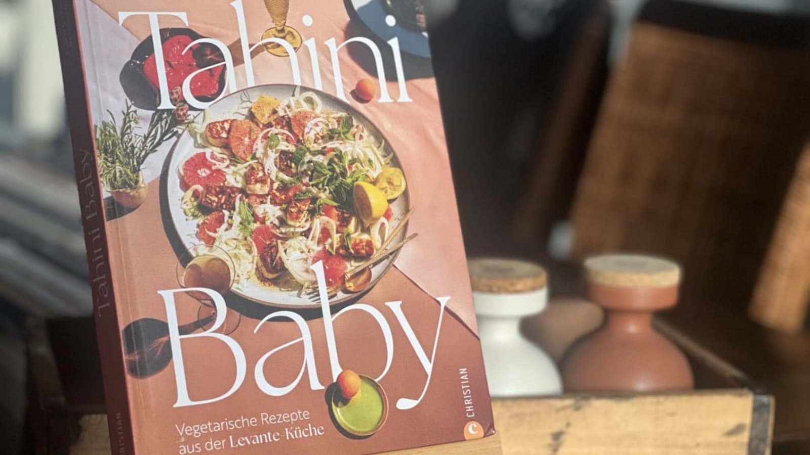 Das neue Kochbuch „Tahini Baby“ von Eden Grinshpan interpretiert die levantinische Küche vegetarisch.Lukas Jenkner Das neue Kochbuch „Tahini Baby“ von Eden Grinshpan interpretiert die levantinische Küche vegetarisch.Lukas Jenkner