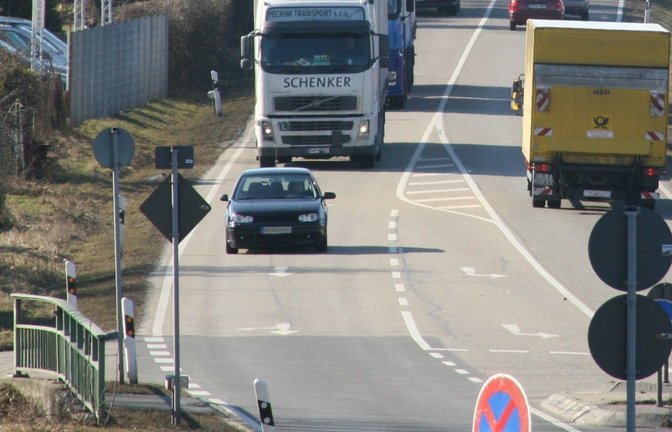 An der Strudelbachbrücke in Enzweihingen müssen unter anderem Schäden im Beton behoben werden. Archivfoto: Arning/VKZ