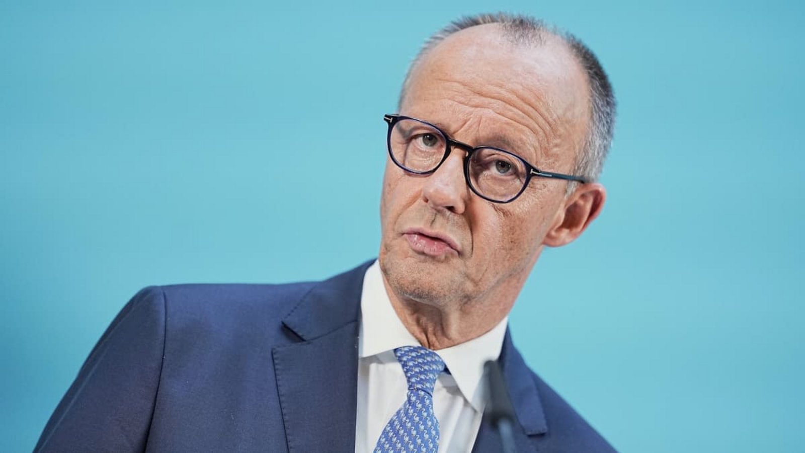 „So –&nbsp;schöne Ferien!“ Mit diesen Worten hatte sich der Kanzler und CDU-Chef am 29. Juli von den Kollegen verabschiedet. Seither wurden öffentliche Äußerungen von Friedrich Merz offenbar schmerzlich vermisst.Michael Kappeler/dpa