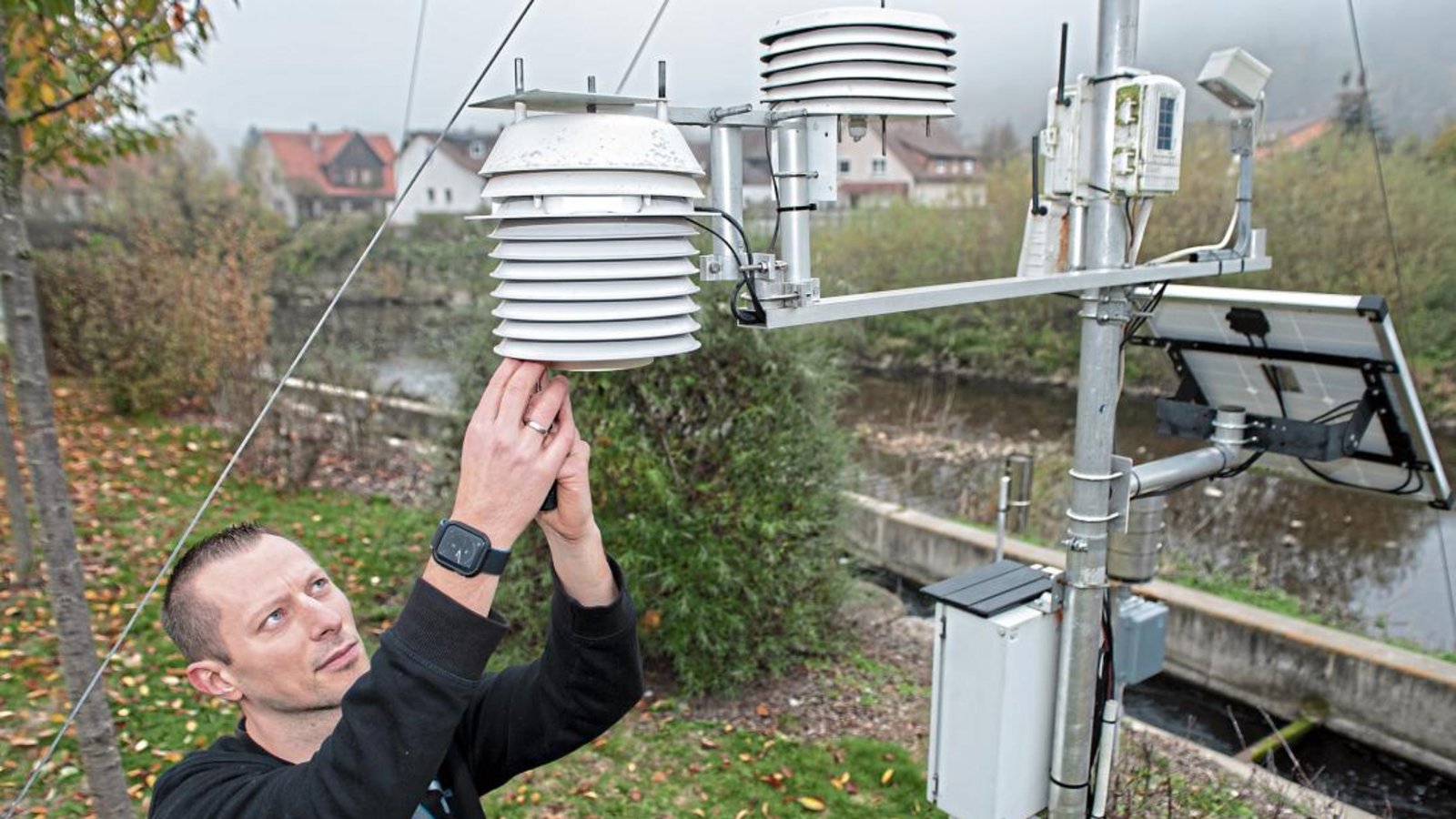 Mit großem Engagement kümmert sich Marcel Segel um seine Wetterstation. Das Messen der Enz-Wassertemperatur gibt viel Aufschluss über langfristige Klimaveränderungen.  Fotos: Fotomoment