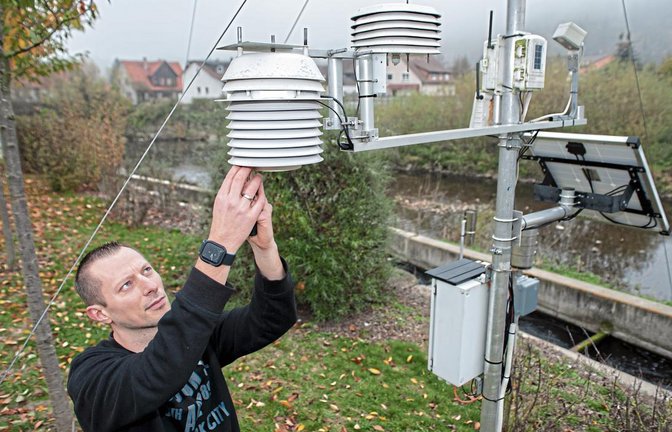 Mit großem Engagement kümmert sich Marcel Segel um seine Wetterstation. Das Messen der Enz-Wassertemperatur gibt viel Aufschluss über langfristige Klimaveränderungen.  Fotos: Fotomoment