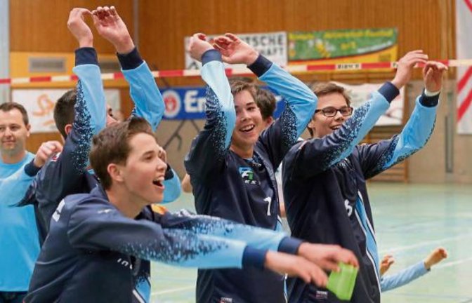 Ansteckende Freude: Bei der deutschen Meisterschaft der U-18-Faustballer in Vaihingen bejubeln die Jungs vom NLV Vaihingen den dritten Platz, ihr Trainer Chris Löwe genießt still.   Foto: Küppers