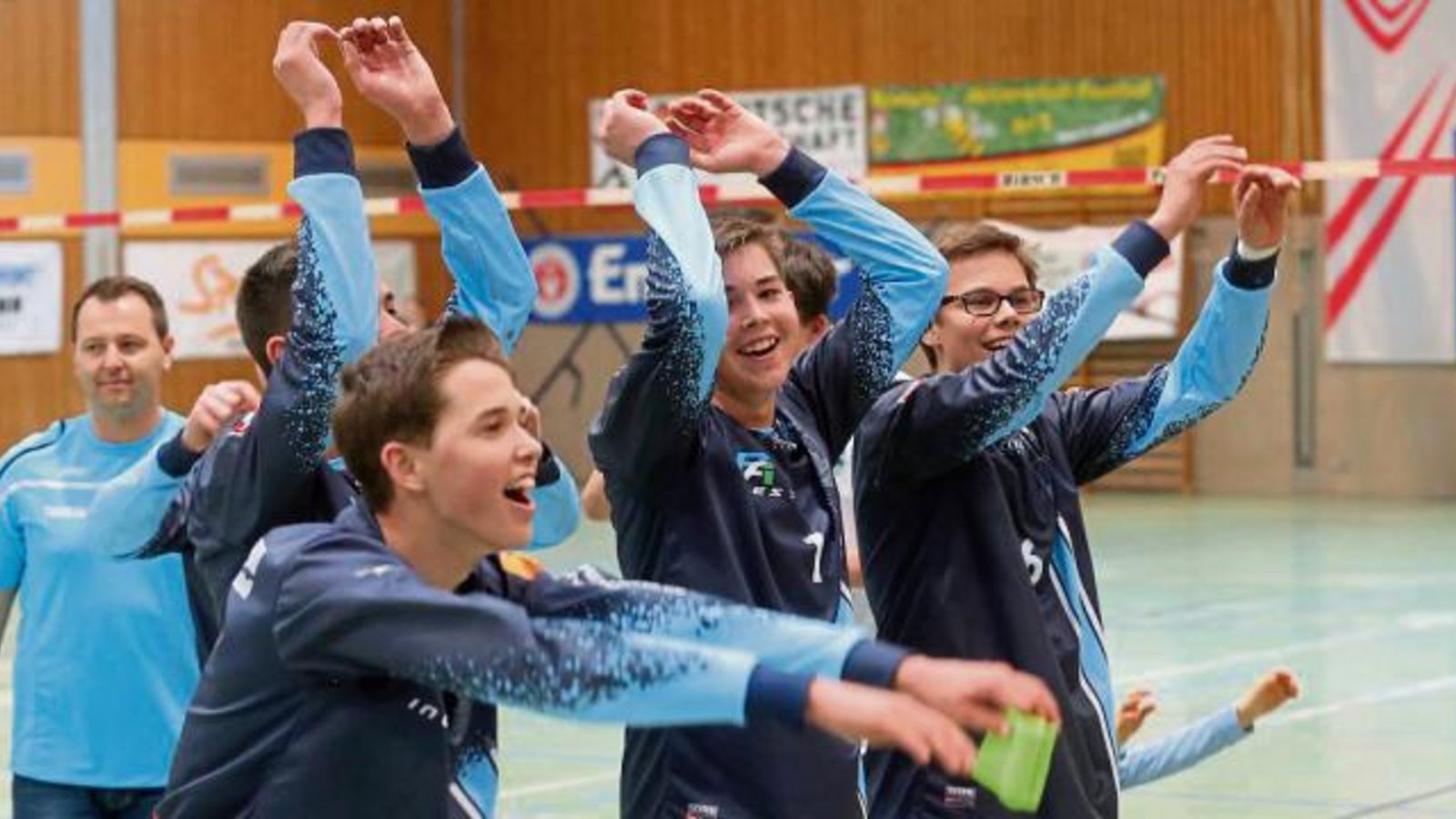 Ansteckende Freude: Bei der deutschen Meisterschaft der U-18-Faustballer in Vaihingen bejubeln die Jungs vom NLV Vaihingen den dritten Platz, ihr Trainer Chris Löwe genießt still. Foto: Küppers Ansteckende Freude: Bei der deutschen Meisterschaft der U-18-Faustballer in Vaihingen bejubeln die Jungs vom NLV Vaihingen den dritten Platz, ihr Trainer Chris Löwe genießt still. Foto: Küppers