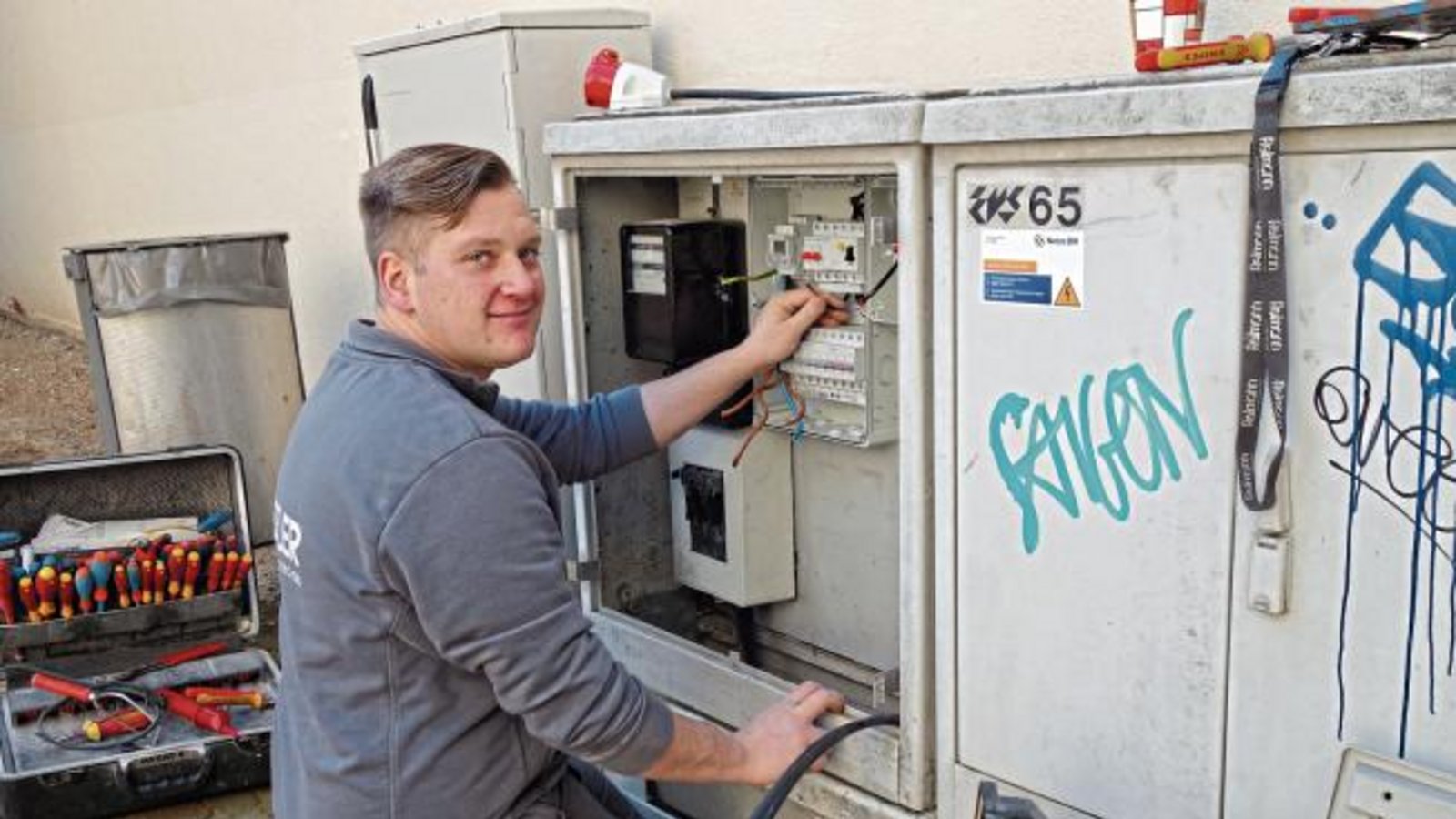 Home-Office? Hier eher ungeschickt – der Elektriker bringt die städtischen Verteilerkästen in Schuss. Foto: Rücker Home-Office? Hier eher ungeschickt – der Elektriker bringt die städtischen Verteilerkästen in Schuss. Foto: Rücker