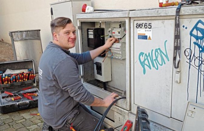 Home-Office? Hier eher ungeschickt – der Elektriker bringt die städtischen Verteilerkästen in Schuss.  Foto: Rücker