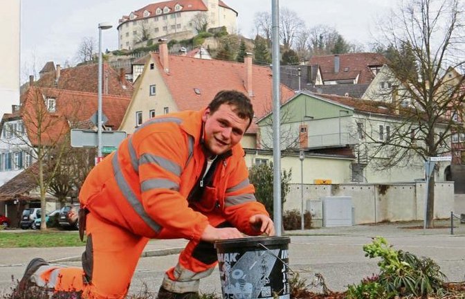 Bauhofmitarbeiter machen die Grünflächen der Stadt unterm Kaltenstein derzeit frühlingsfit. Foto Rücker