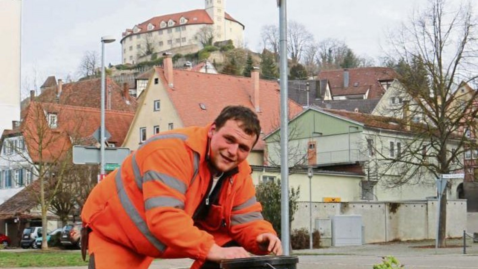 Bauhofmitarbeiter machen die Grünflächen der Stadt unterm Kaltenstein derzeit frühlingsfit. Foto Rücker Bauhofmitarbeiter machen die Grünflächen der Stadt unterm Kaltenstein derzeit frühlingsfit. Foto Rücker