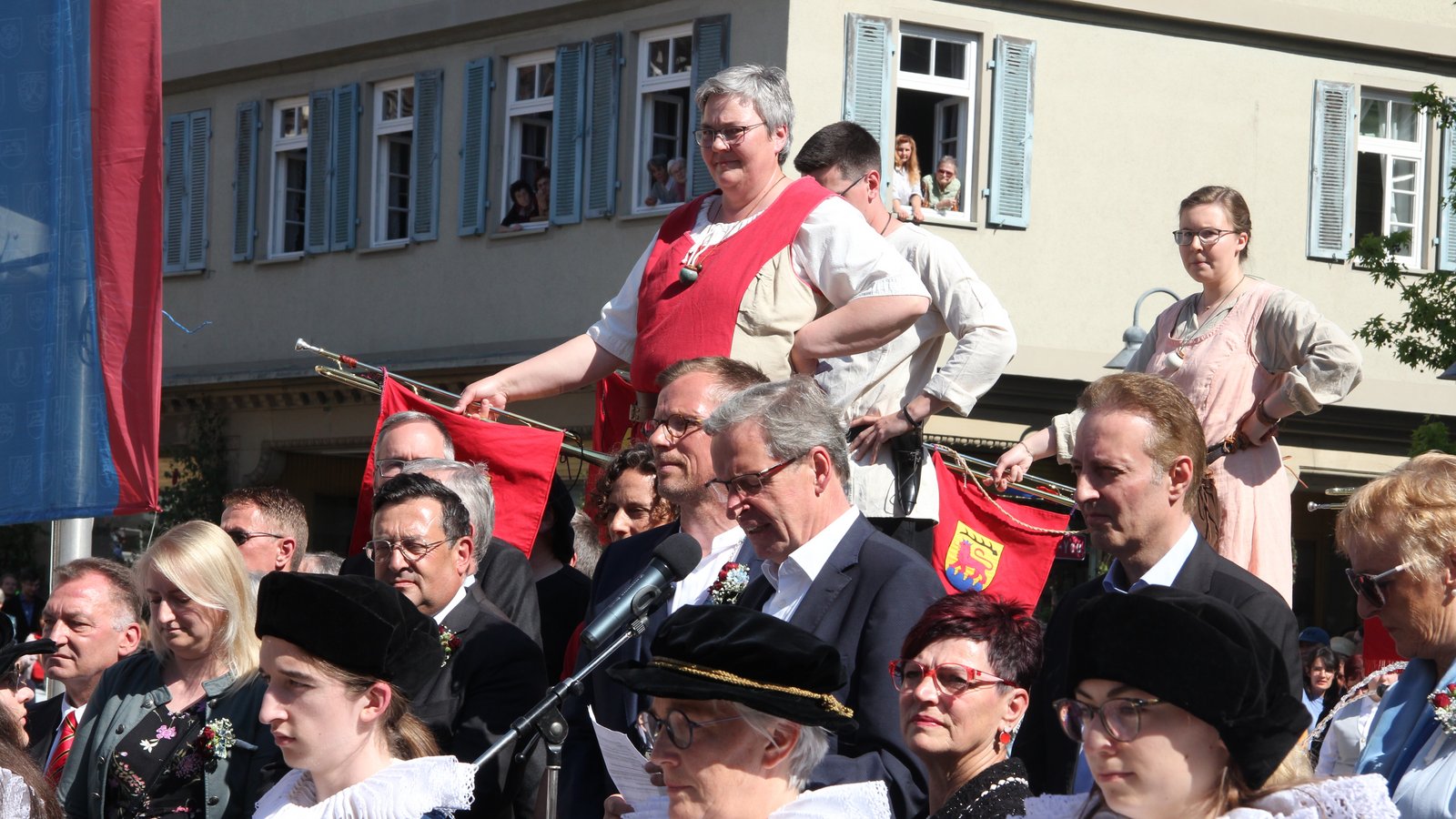 Der Maientag wird auf dem Marktplatz eröffnet. Foto: Banholzer