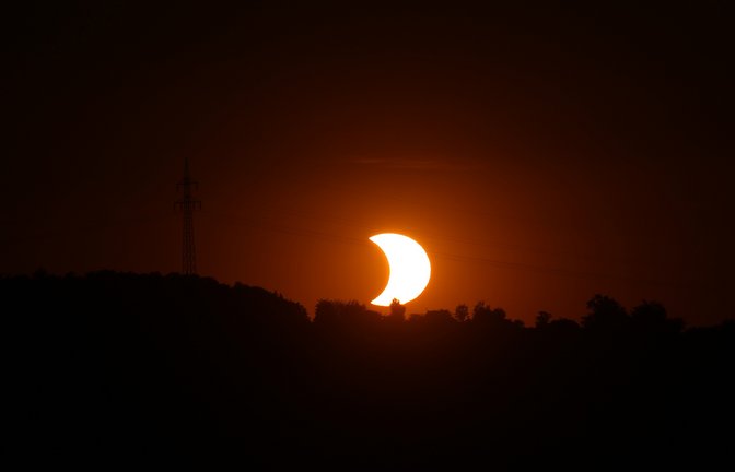 Die Sonnenfinsternis zwischen Wiernsheim und Serres. Foto: Küppers