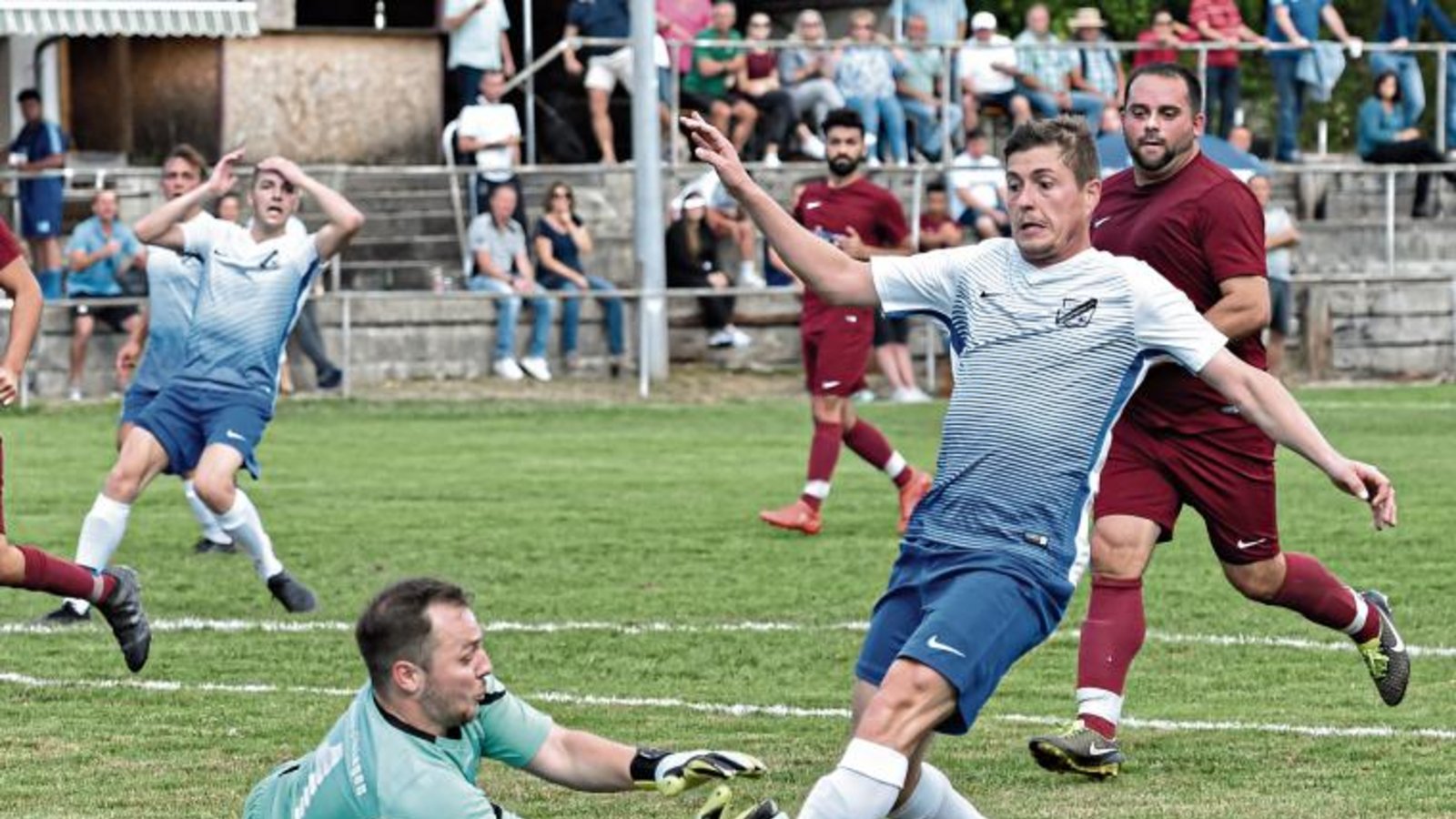 Enzweihingens Torwart Christian Rapp macht sich lang, dennoch spitzelt Häfnerhaslachs Maik Kheim den Ball an ihm vorbei. Foto: Leitner Enzweihingens Torwart Christian Rapp macht sich lang, dennoch spitzelt Häfnerhaslachs Maik Kheim den Ball an ihm vorbei. Foto: Leitner