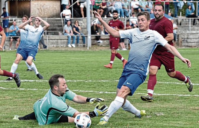Enzweihingens Torwart Christian Rapp macht sich lang, dennoch spitzelt Häfnerhaslachs Maik Kheim den Ball an ihm vorbei. Foto: Leitner