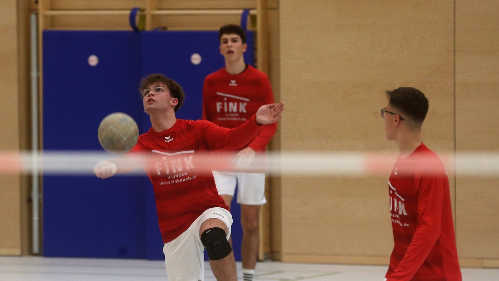 Max Staudenecker (rechts) und Janis Keller schauen zu, wie Felix Schmidt den Ball spielt. Bei der süddeutschen U-18-Meisterschaft im Faustball reicht es zum vierten Rang. Foto: Küppers