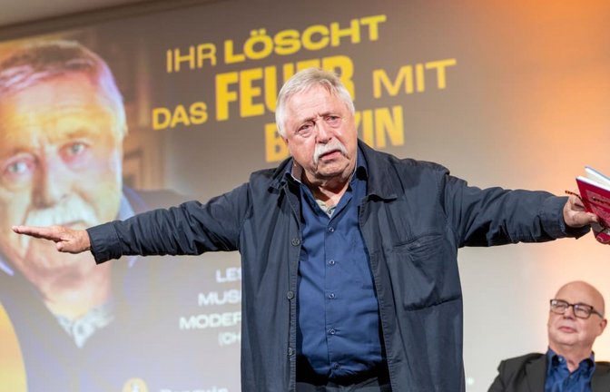 Großer Auftritt auf der Frankfurter Buchmesse: Wolf Biermann – im Hintergrund sitzt Sven Gösmann, dpa-Chefredakteur und Moderator.<span class='image-autor'>Andreas Arnold/dpa</span>