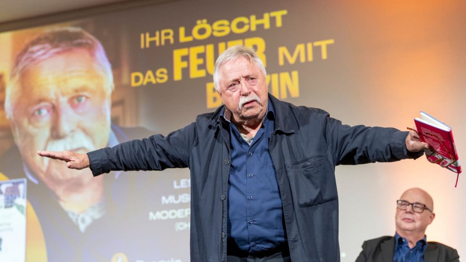 Großer Auftritt auf der Frankfurter Buchmesse: Wolf Biermann – im Hintergrund sitzt Sven Gösmann, dpa-Chefredakteur und Moderator.Andreas Arnold/dpa