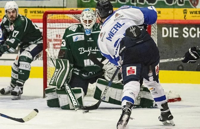 Sinisa Martinovic feiert gegen Kassel den vierten Shutout der Saison. Hier pariert der Steelers-Goalie einen Schuss von Thomas Merl. Foto: Simecek