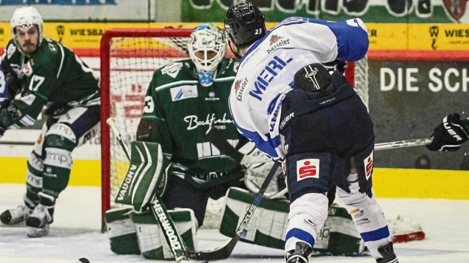 Sinisa Martinovic feiert gegen Kassel den vierten Shutout der Saison. Hier pariert der Steelers-Goalie einen Schuss von Thomas Merl. Foto: Simecek