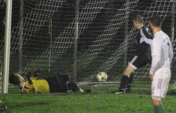 Benningens Torwart Jonas Gröppner ist bereits geschlagen. Philipp Janzen (Mitte) muss den Ball nur noch über die Linie drücken. Foto: Nachreiner