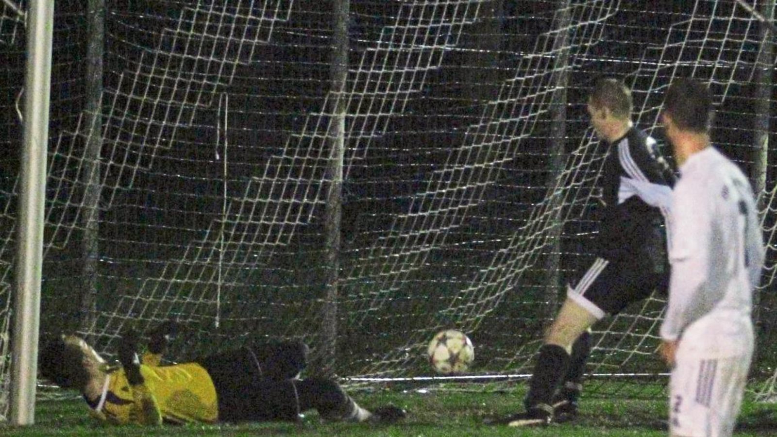 Benningens Torwart Jonas Gröppner ist bereits geschlagen. Philipp Janzen (Mitte) muss den Ball nur noch über die Linie drücken. Foto: Nachreiner Benningens Torwart Jonas Gröppner ist bereits geschlagen. Philipp Janzen (Mitte) muss den Ball nur noch über die Linie drücken. Foto: Nachreiner