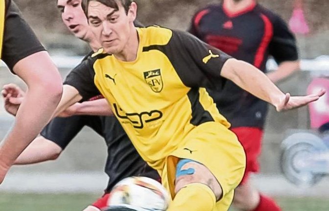 SGM-Flügelstürmer Mario Dierolf trifft den Ball voll. Der Ball fährt zum 2:0 in den Winkel. Da kann Großglattbachs Jannik Burkhardt nicht mehr eingreifen. Foto: Simecek
