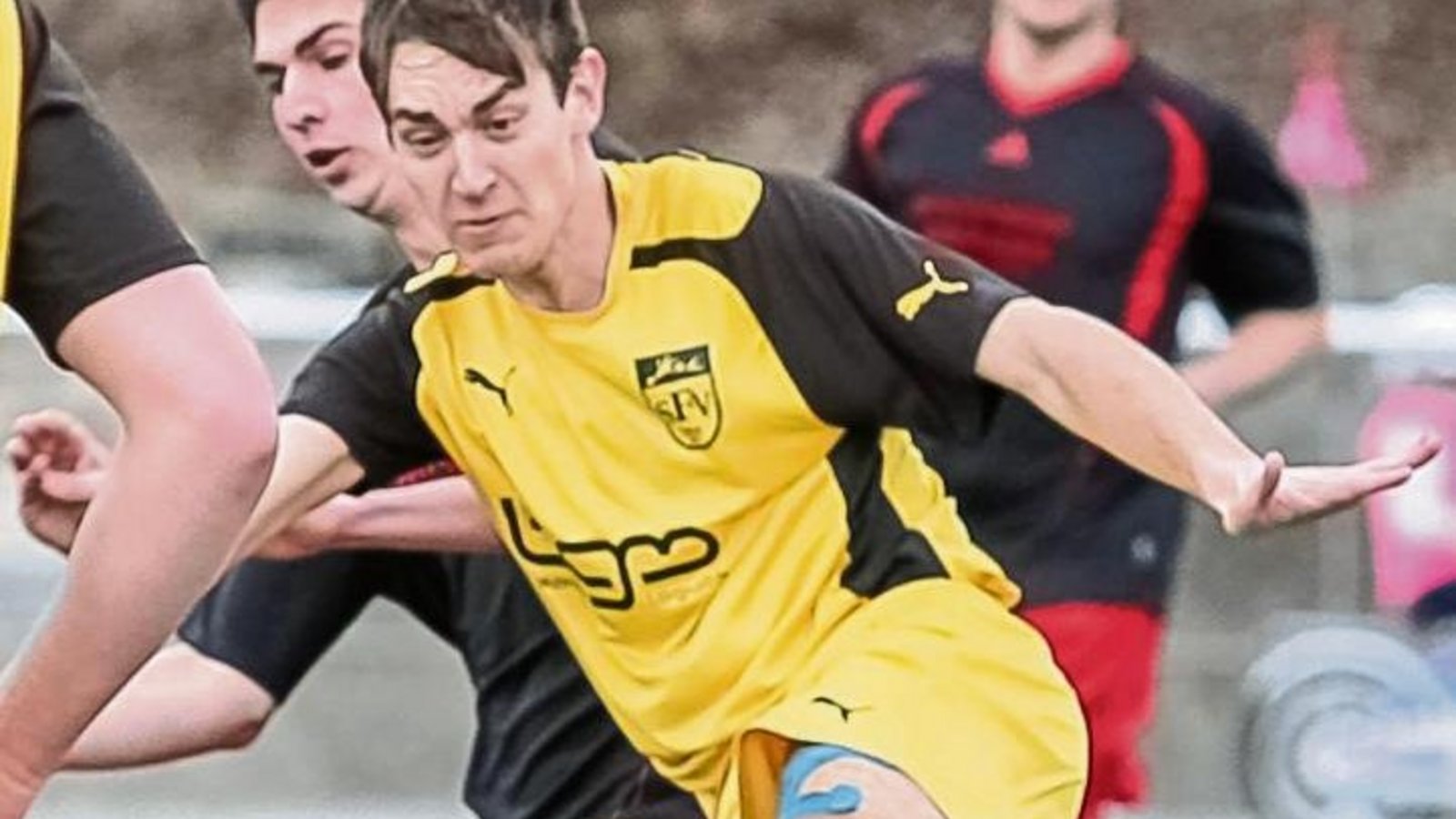 SGM-Flügelstürmer Mario Dierolf trifft den Ball voll. Der Ball fährt zum 2:0 in den Winkel. Da kann Großglattbachs Jannik Burkhardt nicht mehr eingreifen. Foto: Simecek SGM-Flügelstürmer Mario Dierolf trifft den Ball voll. Der Ball fährt zum 2:0 in den Winkel. Da kann Großglattbachs Jannik Burkhardt nicht mehr eingreifen. Foto: Simecek