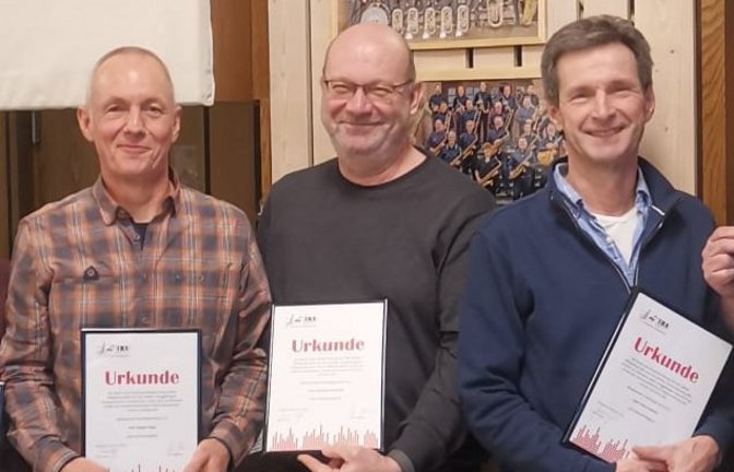 Seit 50 Jahren im MVV aktiv (von links): Michael Quadt, Bernhard Strauß, Jürgen Bajer, Ekkehard Dauser, Fritz Fröhlich, Marc Hertfelder, Claudia Wagner und Ralf Pohler.  <span class='image-autor'>Foto: p</span>