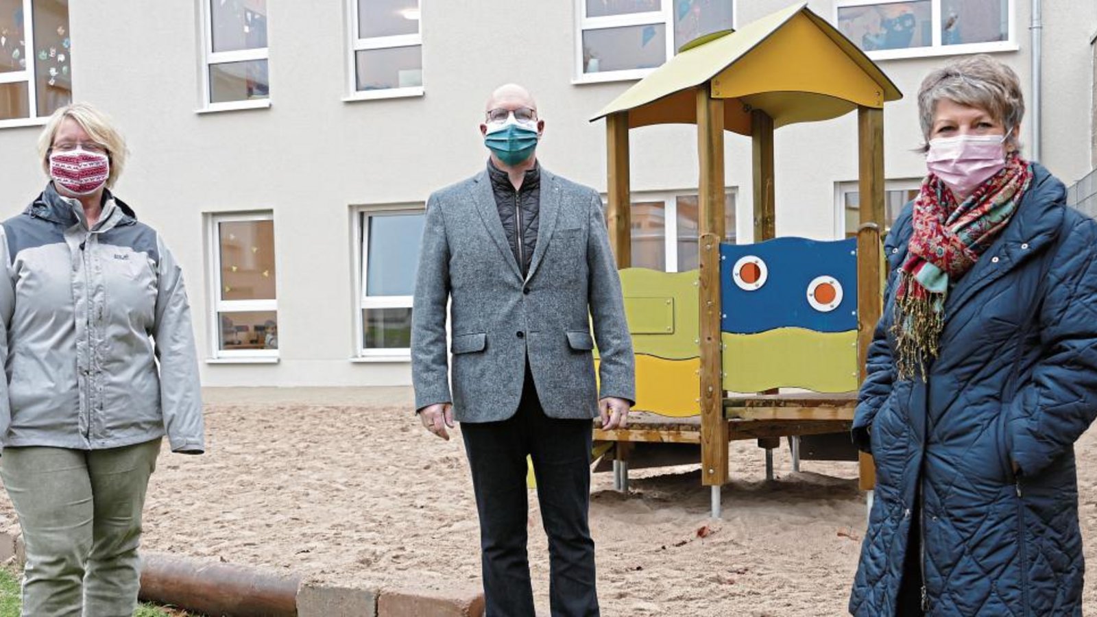 Offizielle Übergabe des neuen Spieplatzes ohne Kinder (von links): Clarissa Lethaus, Thomas Müller und Sabine Jost. Foto: Roth Offizielle Übergabe des neuen Spieplatzes ohne Kinder (von links): Clarissa Lethaus, Thomas Müller und Sabine Jost. Foto: Roth