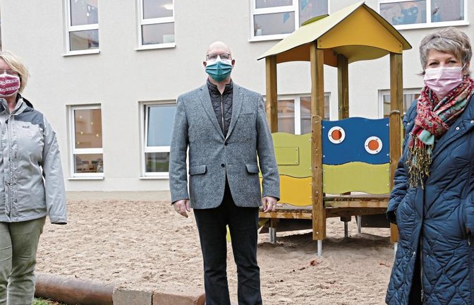 Offizielle Übergabe des neuen Spieplatzes ohne Kinder (von links): Clarissa Lethaus, Thomas Müller und Sabine Jost.  Foto: Roth