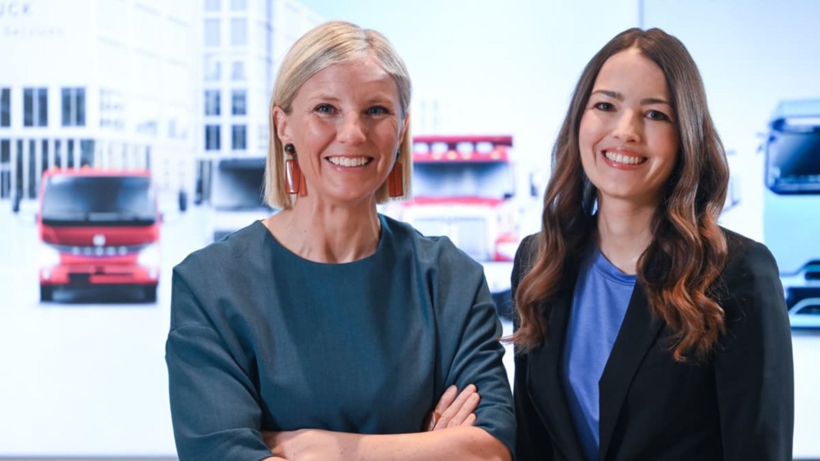 Karin Radström (links), die Vorstandsvorsitzende des Nutzfahrzeugherstellers Daimler Truck, steht zusammen mit der Finanzvorständin Eva Scherer (rechts) vor einer Videoleinwand.dpa/Bernd Weißbrod Karin Radström (links), die Vorstandsvorsitzende des Nutzfahrzeugherstellers Daimler Truck, steht zusammen mit der Finanzvorständin Eva Scherer (rechts) vor einer Videoleinwand.dpa/Bernd Weißbrod