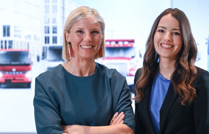 Karin Radström (links), die Vorstandsvorsitzende des Nutzfahrzeugherstellers Daimler Truck, steht zusammen mit der Finanzvorständin Eva Scherer (rechts) vor einer Videoleinwand.<span class='image-autor'>dpa/Bernd Weißbrod</span>
