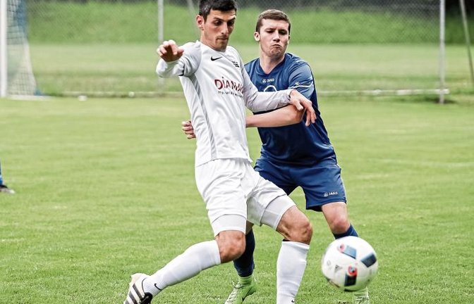 Sinan Yilmaz vom SV Riet setzt sich hier gegen Emilio Viaes vom TSV Häfnerhaslach durch. Der Spielertrainer steuerte beim 7:1-Erfolg seiner Mannschaft zwei Tore bei. Foto: Simecek