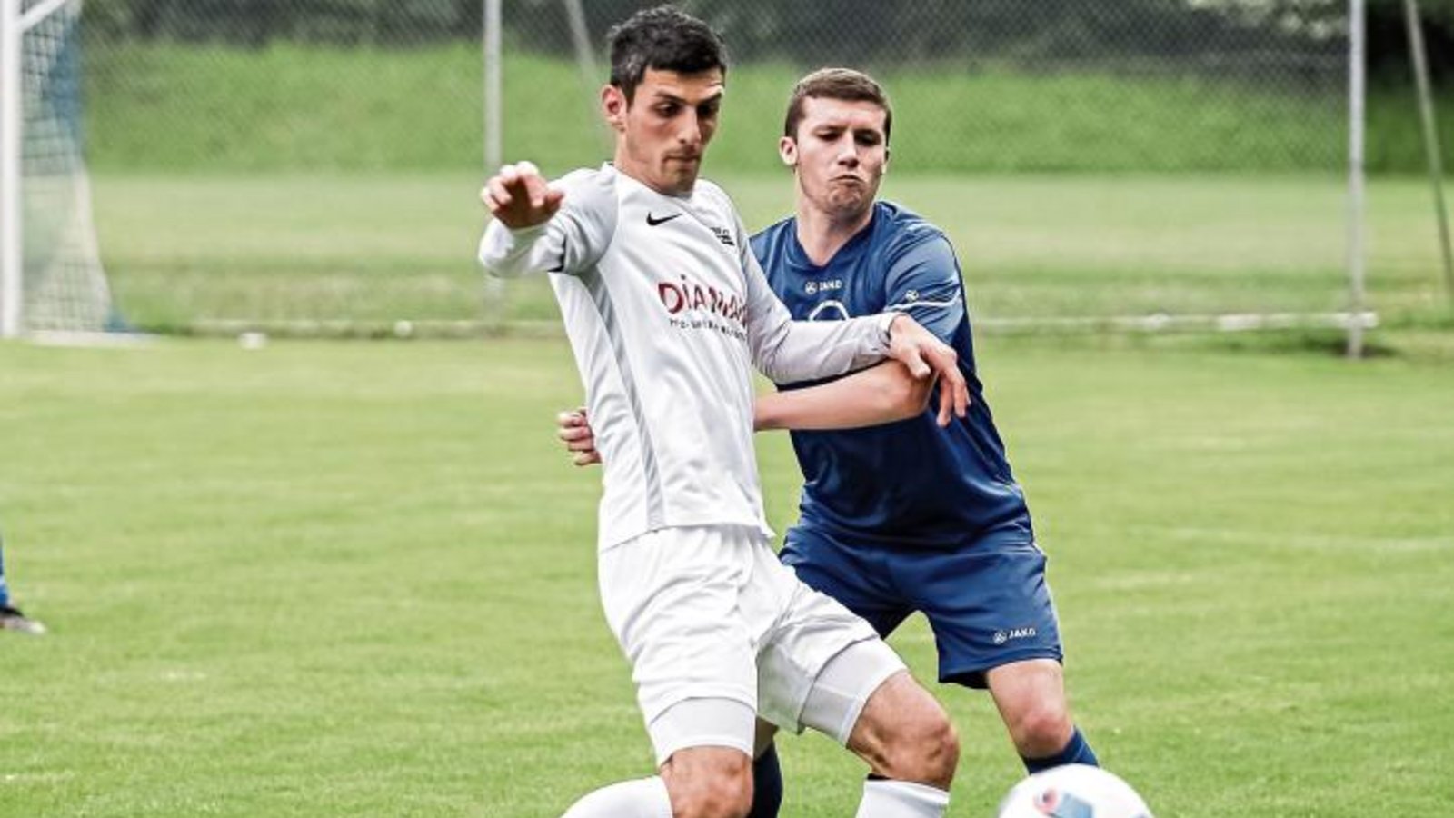 Sinan Yilmaz vom SV Riet setzt sich hier gegen Emilio Viaes vom TSV Häfnerhaslach durch. Der Spielertrainer steuerte beim 7:1-Erfolg seiner Mannschaft zwei Tore bei. Foto: Simecek