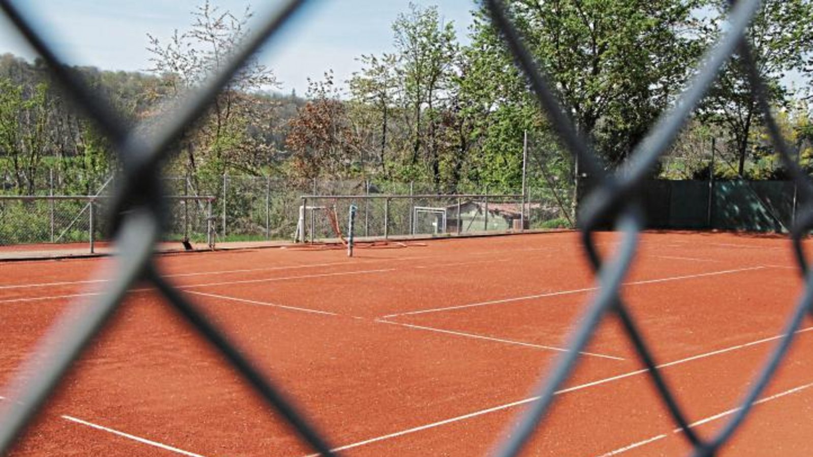 Zuschauer sind in diesem Sommer bei den Punktspielen auf den Tennisanlagen nicht gestattet. In vielen Fällen kann man aber einen Blick durch die Zäune auf die Spieler erhaschen. Foto: Leitner