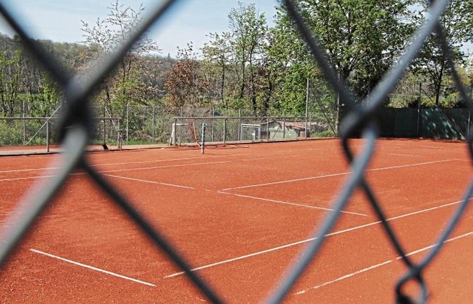 Zuschauer sind in diesem Sommer bei den Punktspielen auf den Tennisanlagen nicht gestattet. In vielen Fällen kann man aber einen Blick durch die Zäune auf die Spieler erhaschen. Foto: Leitner
