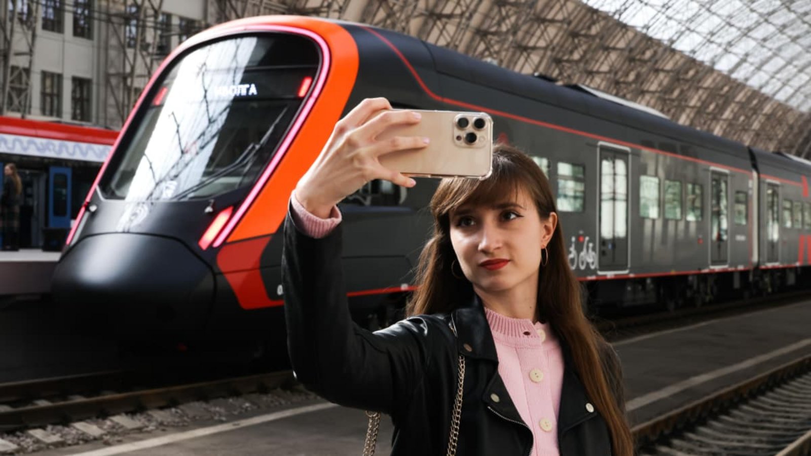 Ob elektrisch betrieben, wie bei dieser Lok auf dem Kiewer Bahnhof in Moskau, oder traditionell angetrieben mit Diesel und Strom: Die Bahn erfreut sich in Russland großer Beliebtheit.Sergei Karpukhin/TASS/actionpress Ob elektrisch betrieben, wie bei dieser Lok auf dem Kiewer Bahnhof in Moskau, oder traditionell angetrieben mit Diesel und Strom: Die Bahn erfreut sich in Russland großer Beliebtheit.Sergei Karpukhin/TASS/actionpress